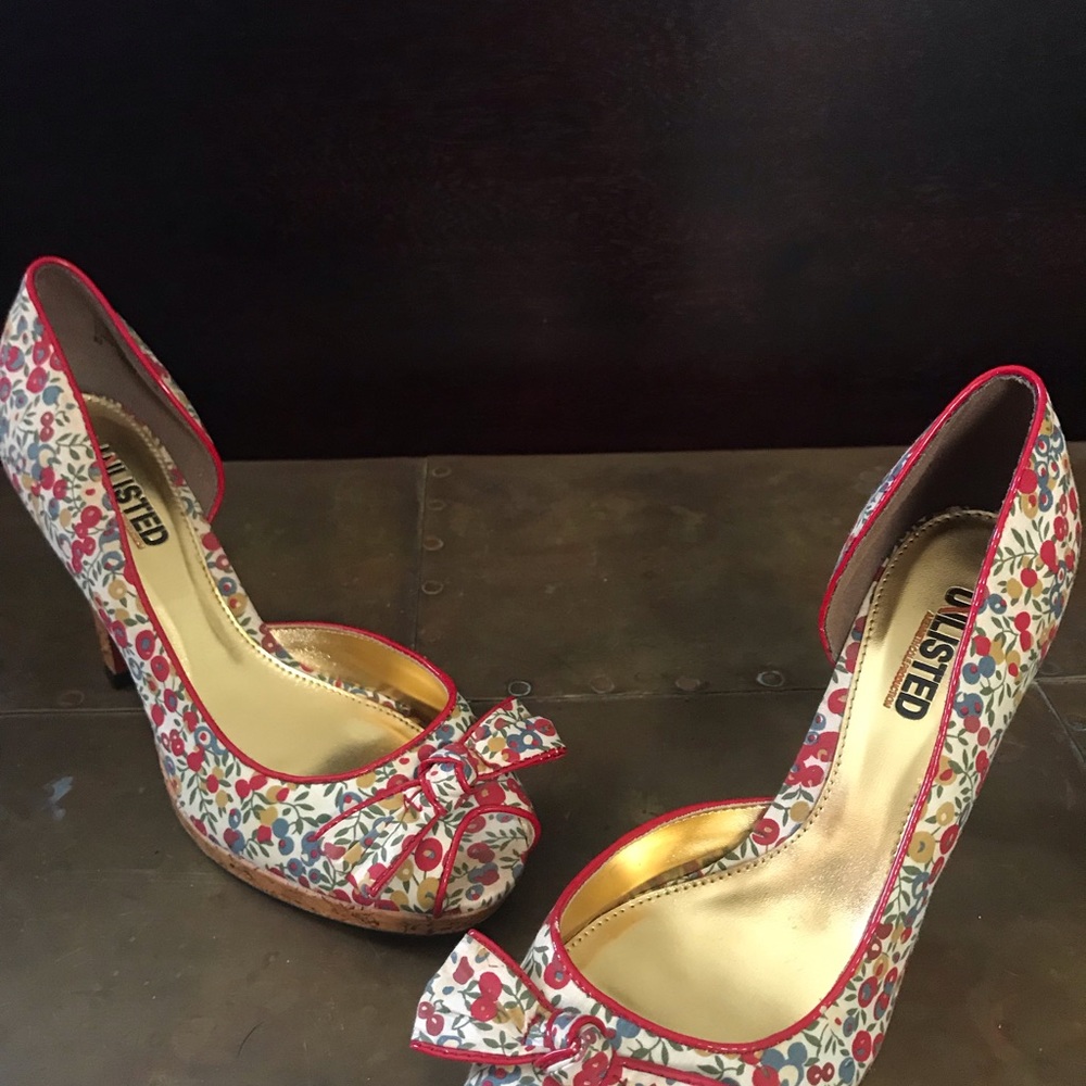 Unlisted Brand- Floral fabric with bow